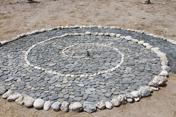 Armon&iacute;a, Piedras en la playa haciendo formas circulares, budismo