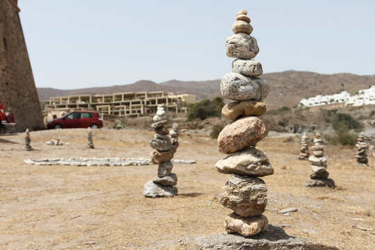 Piedras apiladas en equilibrio en la arena de la playa, modo budismo