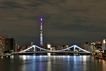 夜に輝く東京スカイツリーと清洲橋