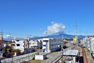 Fototapeta na wymiar JR寒川駅から見る大山にかかる雲と富士山