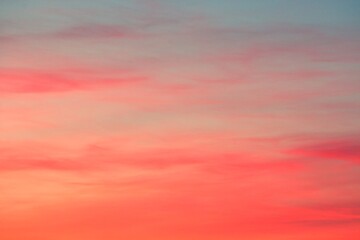 Nubes con colores cálidos al atardecer. Fondo de nubes en el cielo con los últimos rayos de sol sobre la Sierra de Guadarrama en Madrid.