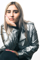 femme rose et argent 