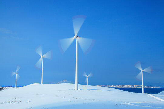 雪原と風力発電の風車と利尻岳, 稚内市,北海道