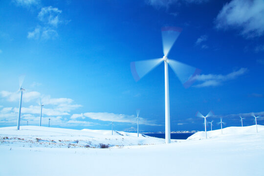 雪原と風力発電の風車と利尻岳, 稚内市,北海道