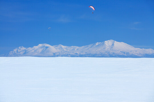 雪原と大雪山とモーターパラグライダー, 美瑛町,上川郡,北海道