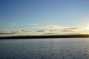 青い空と飛行機雲