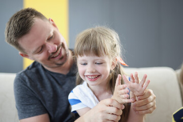 Dad and girl clapping hands