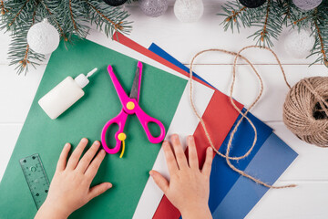 Step-by-step Greeting card Christmas tree tutorial. Step 1: sheets of cardboard and green paper,...