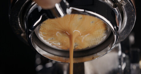 espresso extraction with bottomless portafilter