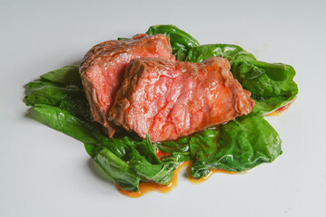 Solomillo de ternera sobre lecho de espinacas