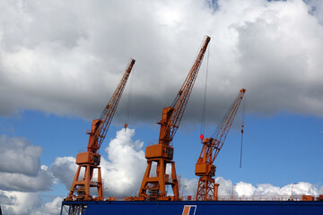 Fototapeta na wymiar Kräne im Hafen von Bremerhaven
