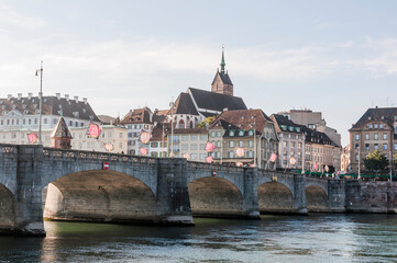 Basel, Rhein, Rheinbrücke, Altstadt, Martinskirche,  Rheinufer, Grossbasel, Boote, Stadt, Altstadthäuser, Herbst, Herbstmesse, Herbstfarben, Schweiz