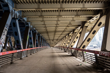 Obraz na płótnie Canvas view through the metal spans of the old road bridge 