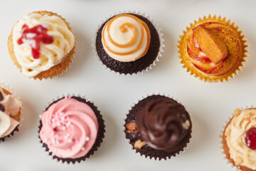 Auswahl verschiedener Cupcakes mit Deko von oben