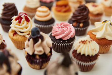 Viele unterschiedliche dekorierte Cupcakes und Muffins
