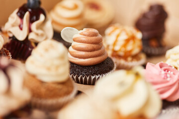 Cupcake mit Capuccino Creme als Topping und Dekoration