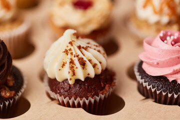 Viele verschiedene Cupcakes mit Creme Topping