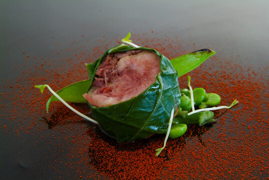 Rulo de codillo de cerdo envuelto en verduras