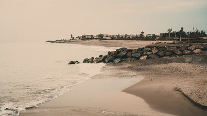 olas, rocas y pueblo