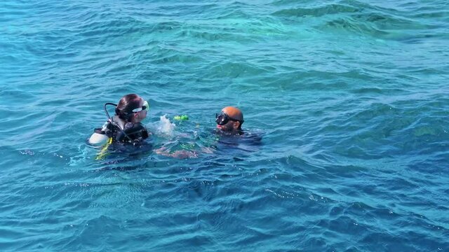 ssi padi courses divers on the water surface before diving