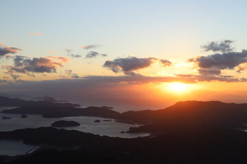 瀬戸内海の日の出！周防大島展望テラス　嵩山山頂の朝日の光　瀬戸内アルプス