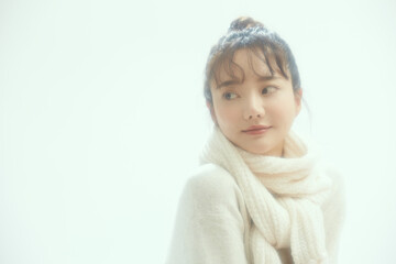 ソフトフォーカスの若い女性の冬のポートレート