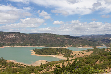 Fototapeta na wymiar Pantano bajo de caudal debido a la sequía en Córdoba, Andalucía, España