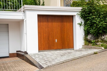 Moderne Beton-Garage mit Automatik-Tor in der Hauszufahrt