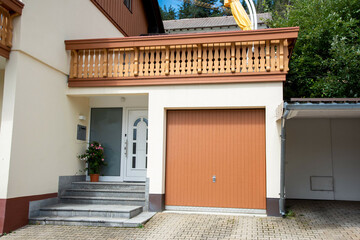 Moderne Beton-Garage, Carport,  mit Automatik-Tor in der Hauszufahrt