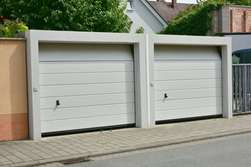 Garage aus Beton an einem Wohnhaus