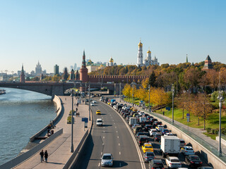 Obraz premium Moscow, Russia - October 5, 2021: Zaryadye park, floating bridge. View of the Moskvoretskaya embankment and the Moscow Kremlin on a sunny day. Copy space