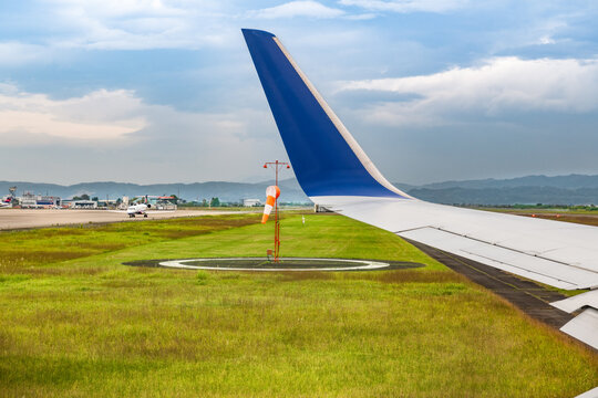日本の空の旅　仙台空港タキシング中の機窓風景