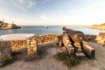 Entrée du port de Port Vendres protégée par un vieux canon