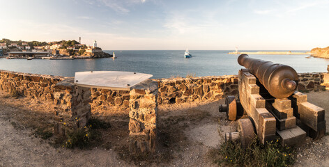Panorama de l'entrée du port de Port Vendres avec le 
 fameux canon