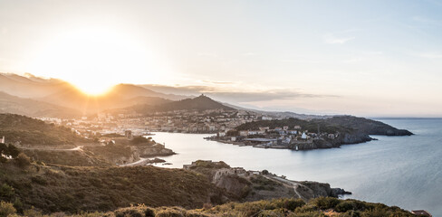 coucher de soleil sur Port Vendres dans les pyrénées orientales (france) - obrazy, fototapety, plakaty