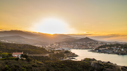 coucher de soleil sur Port Vendres dans les pyrénées orientales (france)