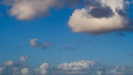 Cumulus de beau temps, moutonnant le ciel.  Le temps est anticyclonique et paisible