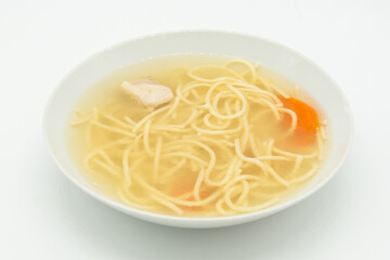 Sopa de pollo con fideos largos