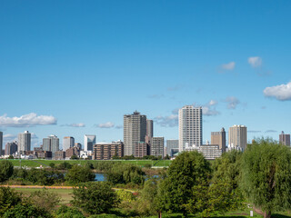 荒川河川敷と埼玉県川口市の風景