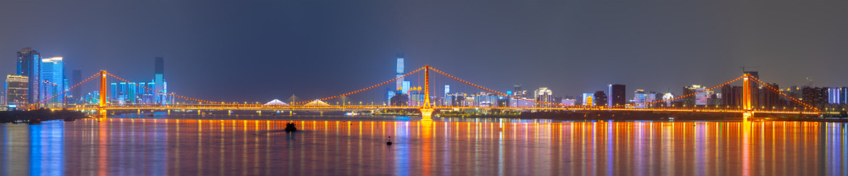 Scenery of the Yingwuzhou Yangtze River Bridge in Wuhan, Hubei, China © Hao