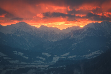 Bergpanorama zum Sonnenaufgang im Allgäu