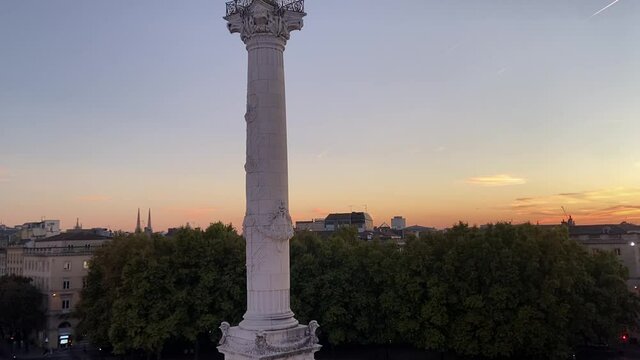 Colonne du monument aux Girondins, place des Quinconces au coucher de soleil &agrave; Bordeaux, Gironde
