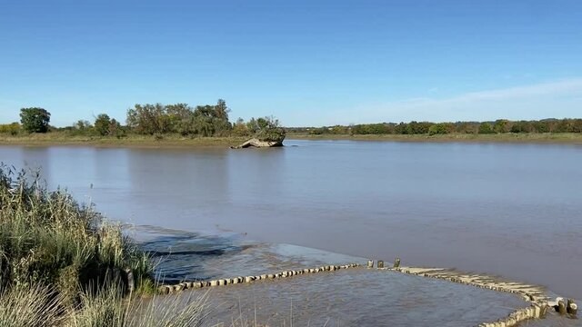 Epave de bateau sur une &icirc;le de l&rsquo;estuaire de la Garonne dans le M&eacute;doc en Gironde