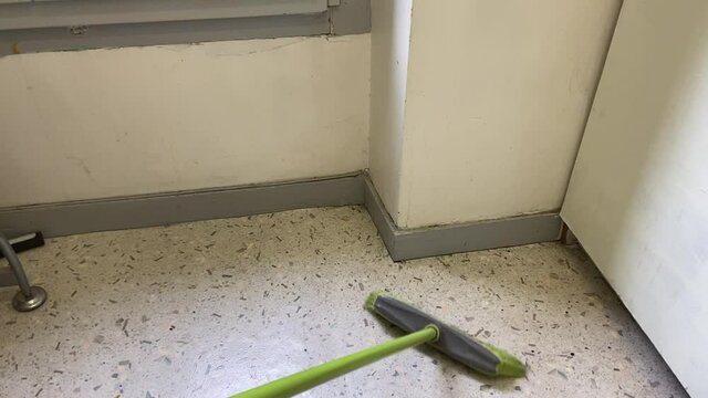 Passer le balai dans une cuisine