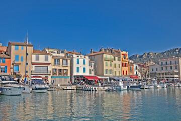ville de Cassis vue de la mer