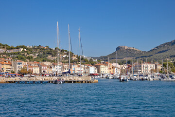 Fototapeta na wymiar ville de Cassis vue de la mer