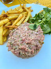 Tartare de boeuf, frites et salade