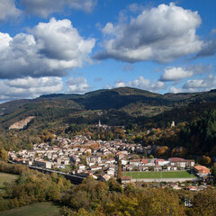 Fototapeta na wymiar Lamastre, petite commune d'Ardèche, blottie au pied des montagnes