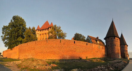 Zamek krzyżacki w Malborku o zachodzie słońca