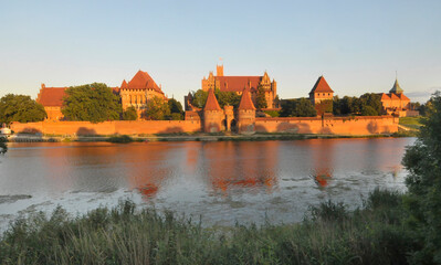 Naklejka na ściany i meble Zamek krzyżacki w Malborku o zachodzie słońca